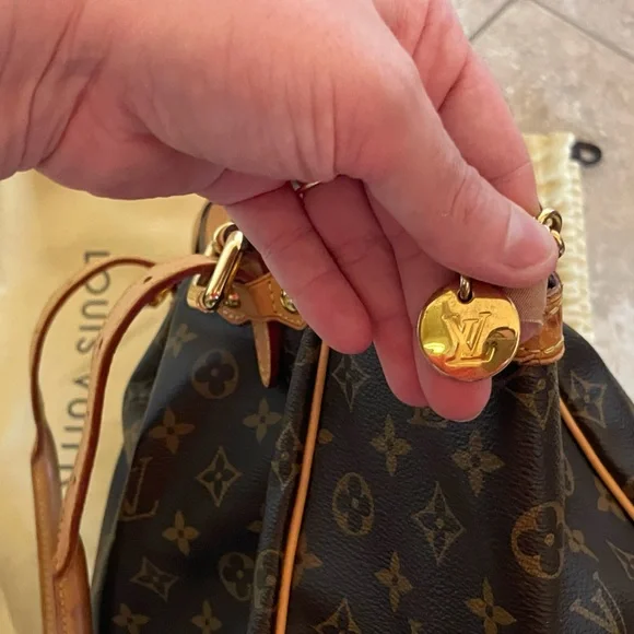 Louis Vuitton Tivoli GM Monogram - Picture 5 of 15